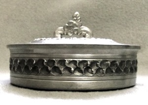 Box with lid
Perletinn